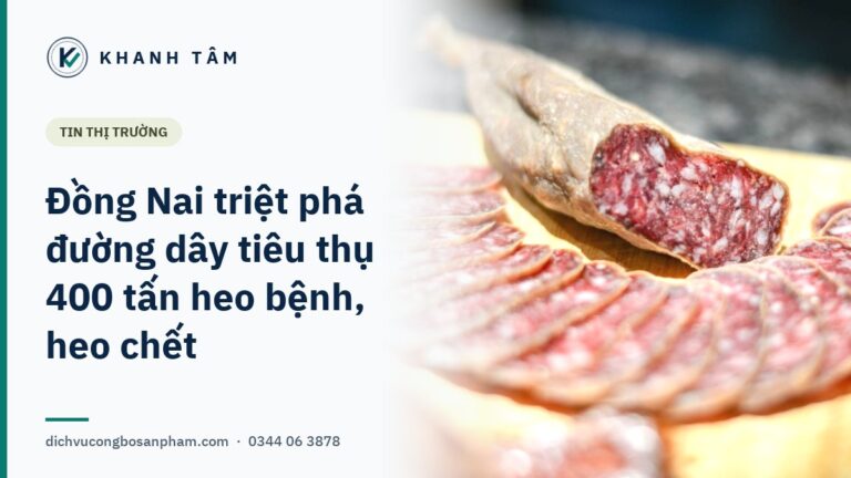 Lát xúc xích thịt chế biến trên thớt gỗ, minh họa vụ heo bệnh đưa vào giò chả tại Đồng Nai