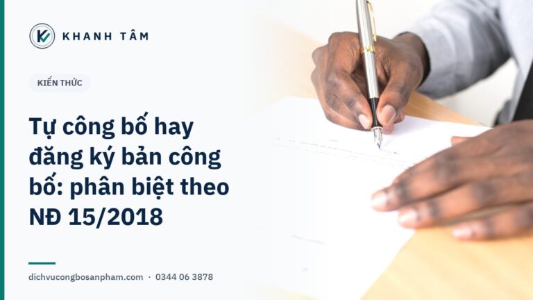 Bàn tay ký tên trên tài liệu giấy, minh họa hồ sơ tự công bố và đăng ký bản công bố thực phẩm
