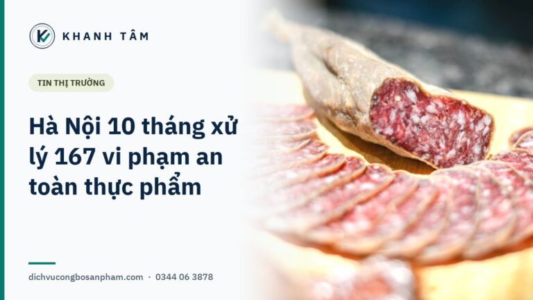 Lát xúc xích thịt chế biến trên thớt gỗ, minh họa nhóm giò chả bị kiểm tra an toàn thực phẩm