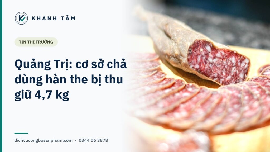 Lát xúc xích thịt chế biến trên thớt gỗ, minh họa nhóm chả, giò bị kiểm tra hàn the