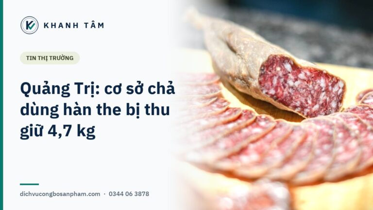 Lát xúc xích thịt chế biến trên thớt gỗ, minh họa nhóm chả, giò bị kiểm tra hàn the