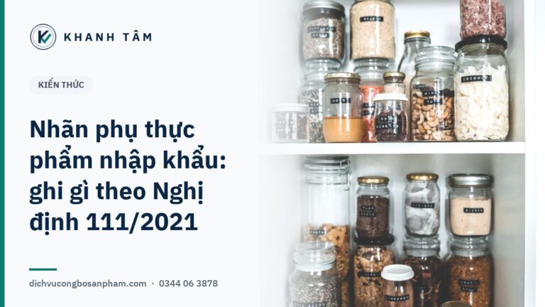 Các hũ thủy tinh đựng thực phẩm khô có dán nhãn nhỏ xếp trên kệ gỗ trắng